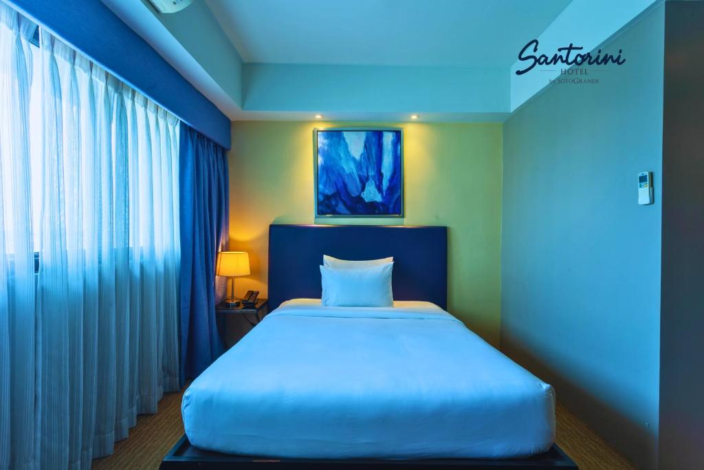 Postel nebo postele na pokoji v ubytování Santorini Hotel