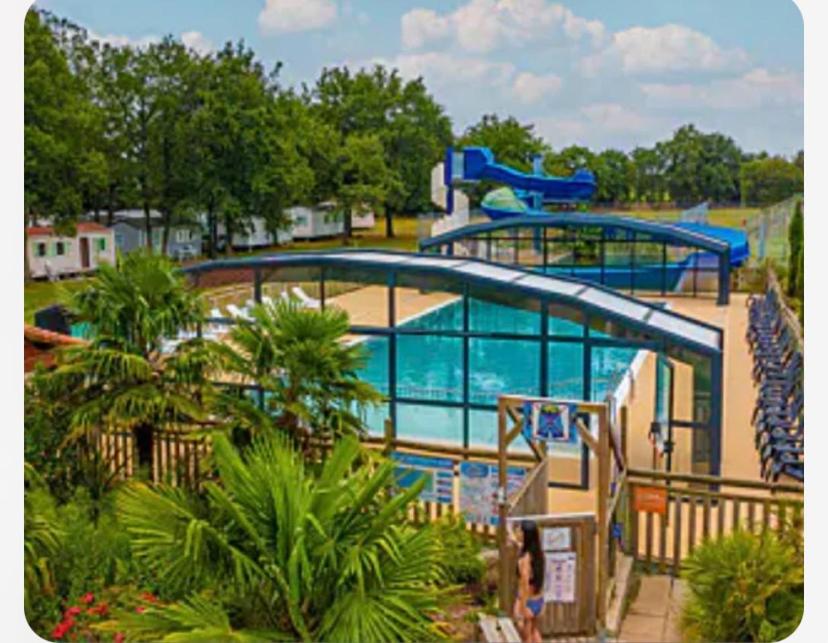 une grande piscine avec un parc aquatique dans l'établissement Mobil home 6 personnes sur camping, à La Boissière-de-Montaigu