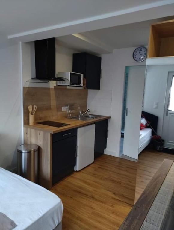 une cuisine avec un évier et un plan de travail dans l'établissement Studio la voie verte Wi-Fi, télé, à Lorient