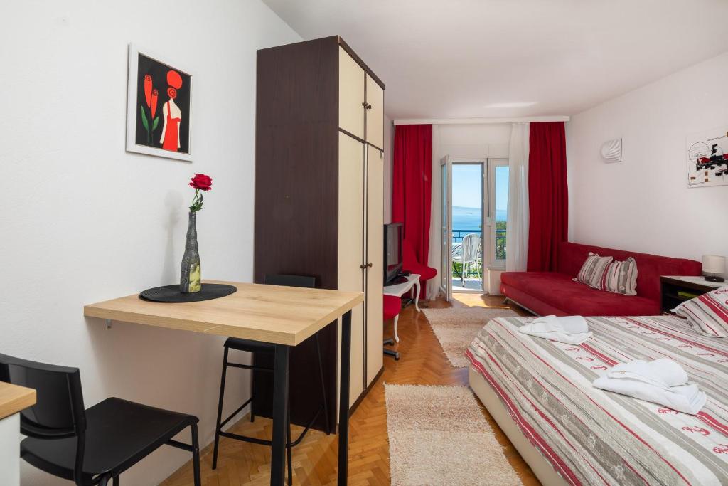 Posteľ alebo postele v izbe v ubytovaní Caleta Seaview Suites - Pool & Jacuzzi