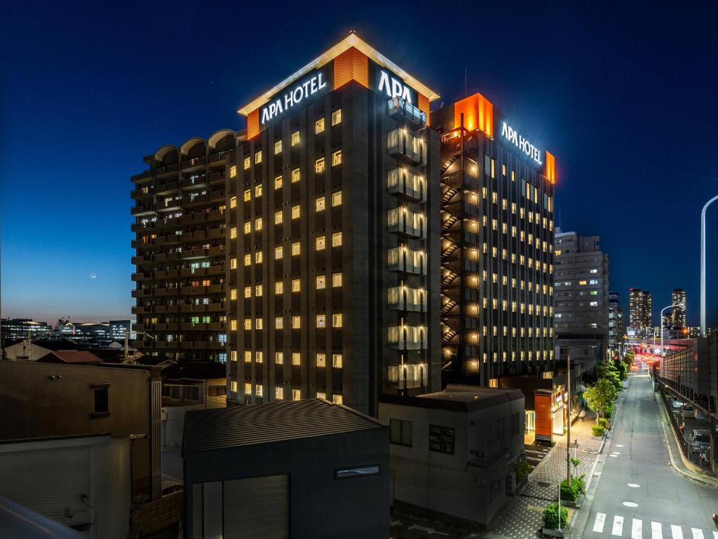 大阪的住宿－APA Hotel Osaka-Kadomashi Ekimae，上面有酒店标志的建筑