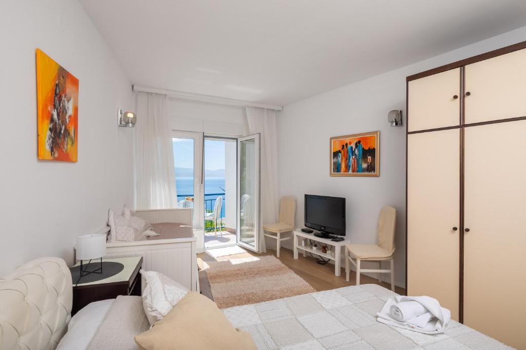 Televízia a/alebo spoločenská miestnosť v ubytovaní Caleta Seaview Suites - Pool & Jacuzzi