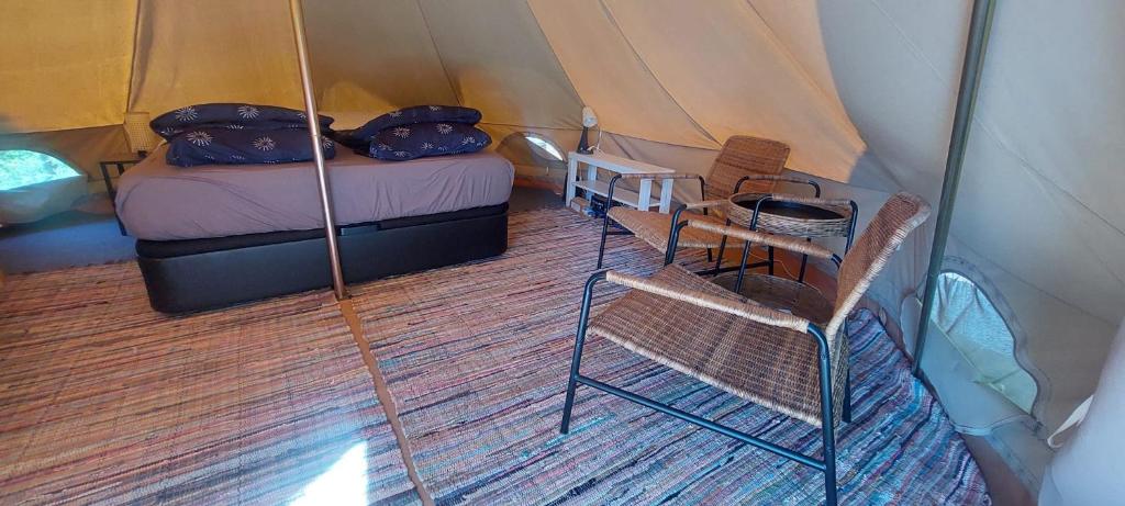 Posezení v ubytování Bell-tenten Quinta Pomar Do Pontido