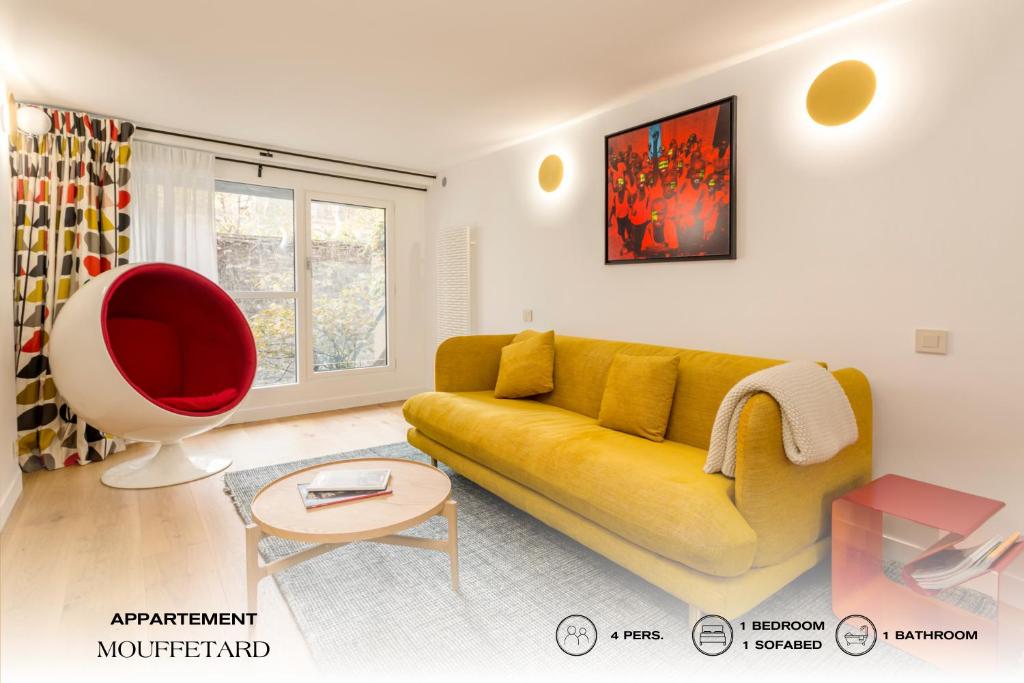 un salon avec un canapé jaune et un fauteuil rouge dans l'établissement Apartment 01 - Mouffetard, à Paris
