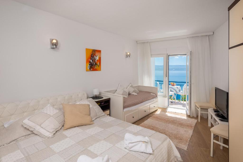Televízia a/alebo spoločenská miestnosť v ubytovaní Caleta Seaview Suites - Pool & Jacuzzi