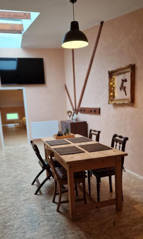 Μια τηλεόραση ή/και κέντρο ψυχαγωγίας στο Stilvolles Loft mit viel Platz