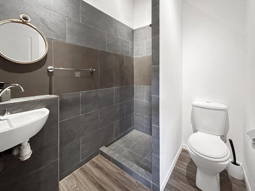 Bagno di POOL AC King Bed Cozy Rooms - Villa Vaiaire
