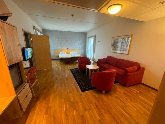 TV a/nebo společenská místnost v ubytování Hotell Årjäng