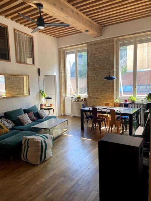 un salon avec un canapé et une table dans l'établissement Beau T3 Canut lumineux de 75m2, à Lyon