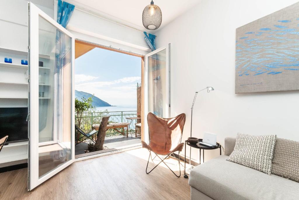 Una sala de estar con vista al mar. en Appartamento Pet-Friendly Vista Mare Recco, en Recco