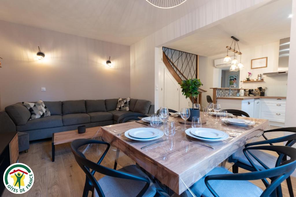 - une salle à manger avec une table, des chaises et un canapé dans l'établissement Charmante Maison centre-ville avec terrasse !, à Épernay