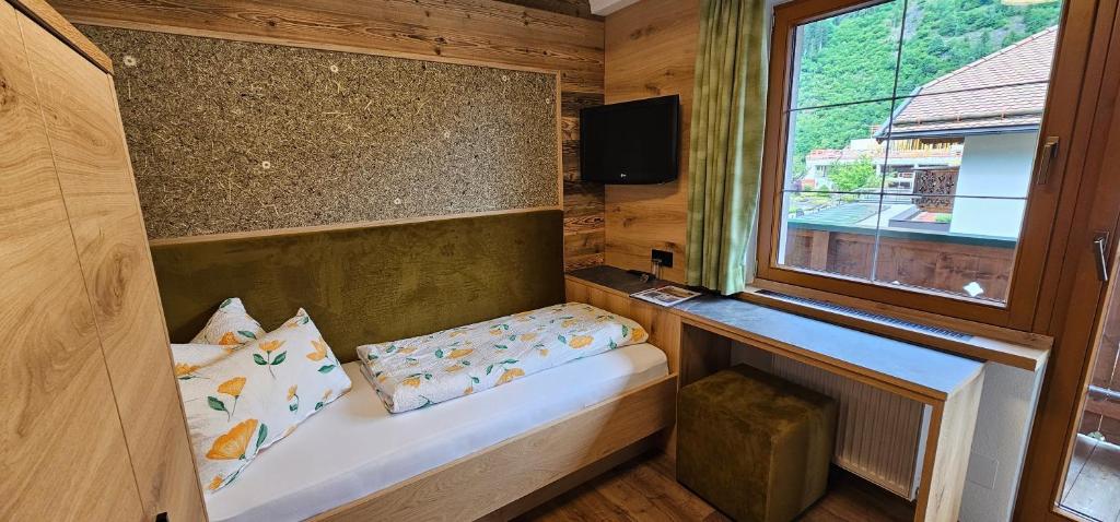 Postel nebo postele na pokoji v ubytování Hotel-Garni Pramstraller