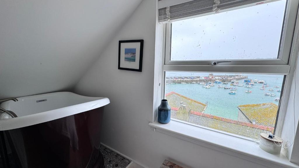 Fotografie z fotogalerie ubytování "SMUGGLERS HIDE" & "SMUGGLERS CABIN" - A 2 Bedroom FISHERMANS COTTAGE with Childs Bunk and HARBOUR VIEWS - and also a private entrance connecting 1 BED STUDIO - 10 Metres To Sea Front - 2023 GLOBAL REFURBISHMENT AWARD WINNER v destinaci St Ives