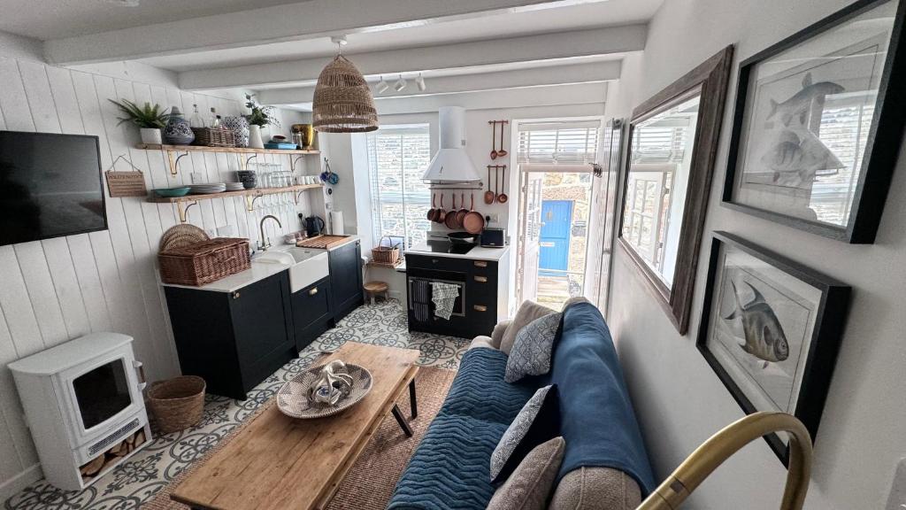 TV a/nebo společenská místnost v ubytování "SMUGGLERS HIDE" & "SMUGGLERS CABIN" - A 2 Bedroom FISHERMANS COTTAGE with Childs Bunk and HARBOUR VIEWS - and also a private entrance connecting 1 BED STUDIO - 10 Metres To Sea Front - 2023 GLOBAL REFURBISHMENT AWARD WINNER