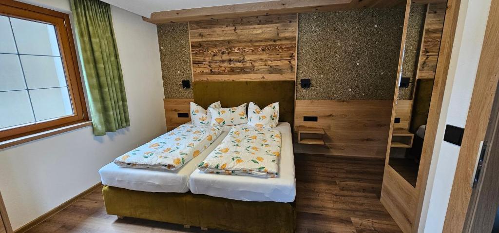 Postel nebo postele na pokoji v ubytování Hotel-Garni Pramstraller