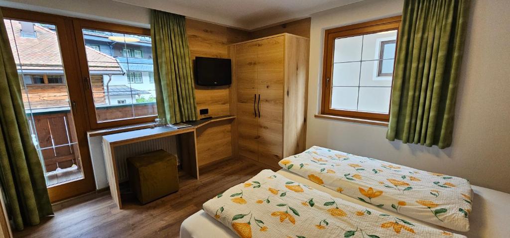 Postel nebo postele na pokoji v ubytování Hotel-Garni Pramstraller