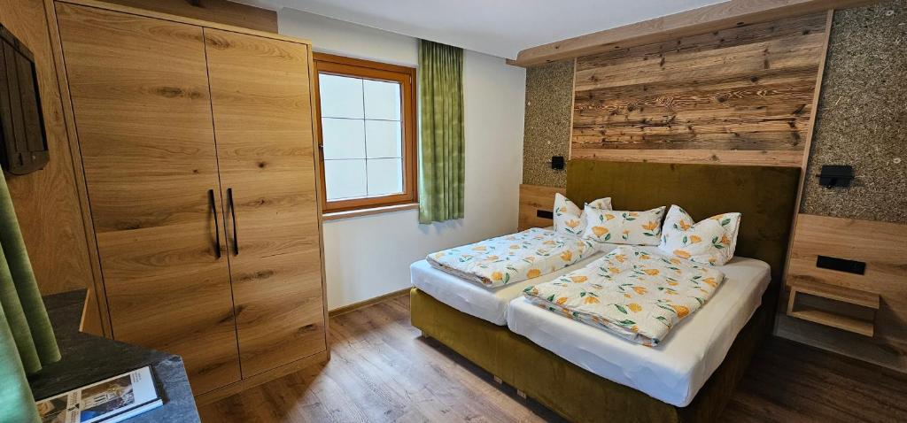 Postel nebo postele na pokoji v ubytování Hotel-Garni Pramstraller
