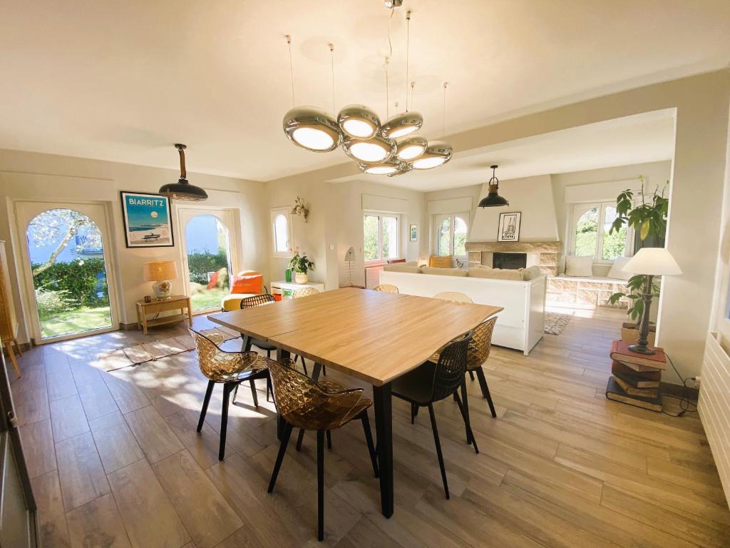 a kitchen and dining room with a wooden table and chairs at Bénodet, superbe maison 5 chambres à 150 m de la plage et restaurants in Bénodet