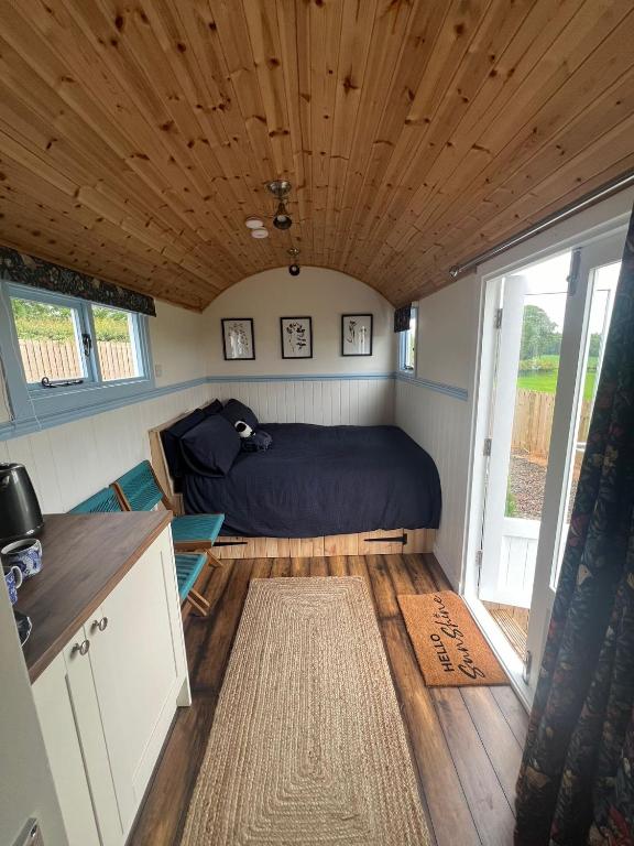 Kuchyň nebo kuchyňský kout v ubytování Wee Shepherds Hut Maybole