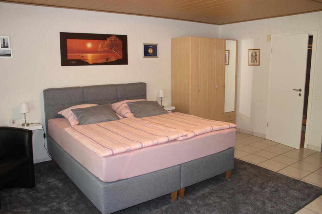 een slaapkamer met een groot bed in een kamer bij Nettes Appartement in Mönchengladbach