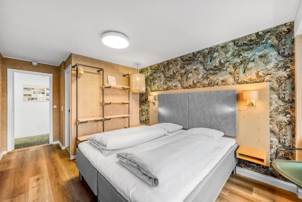 Postel nebo postele na pokoji v ubytování Hvide Sande Hotel