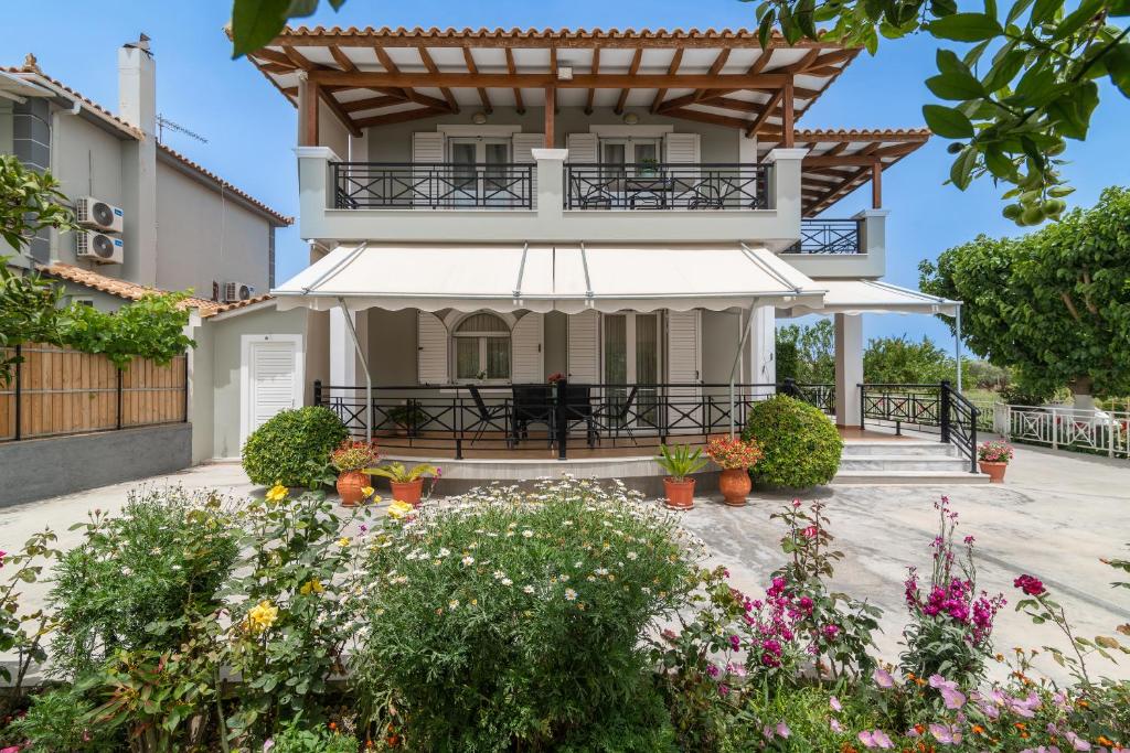 ein Haus mit einem Balkon und Blumen in der Unterkunft Barbara Country House in Zakynthos