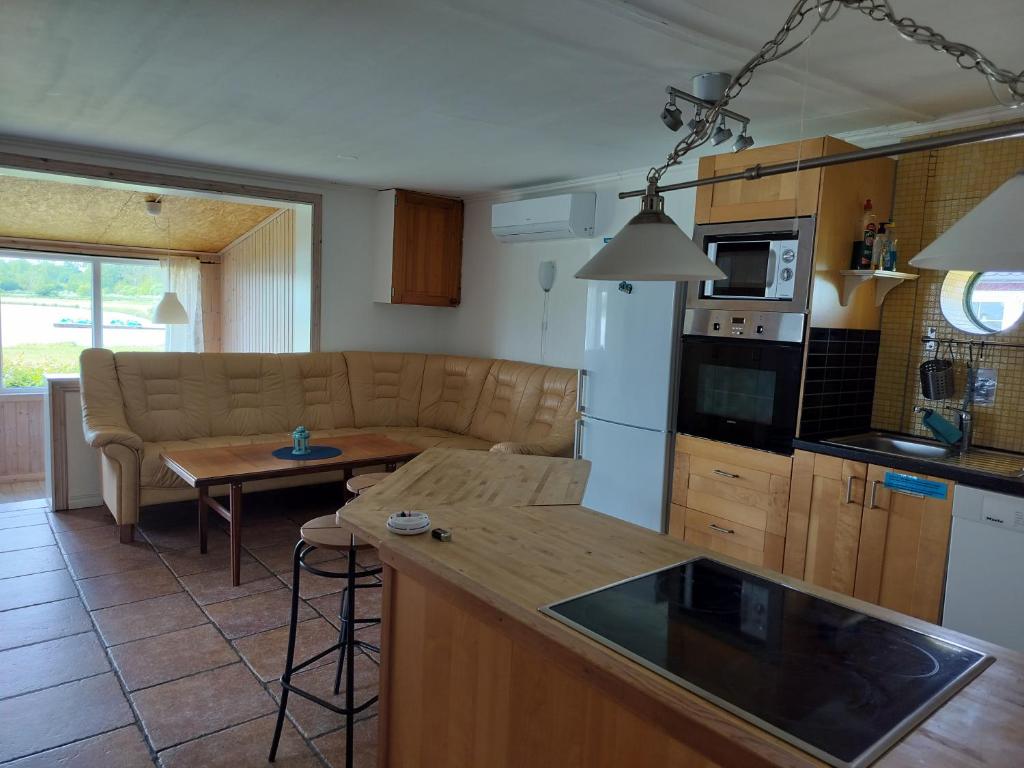 Kuchyň nebo kuchyňský kout v ubytování Svalsjöns Stugor Öland