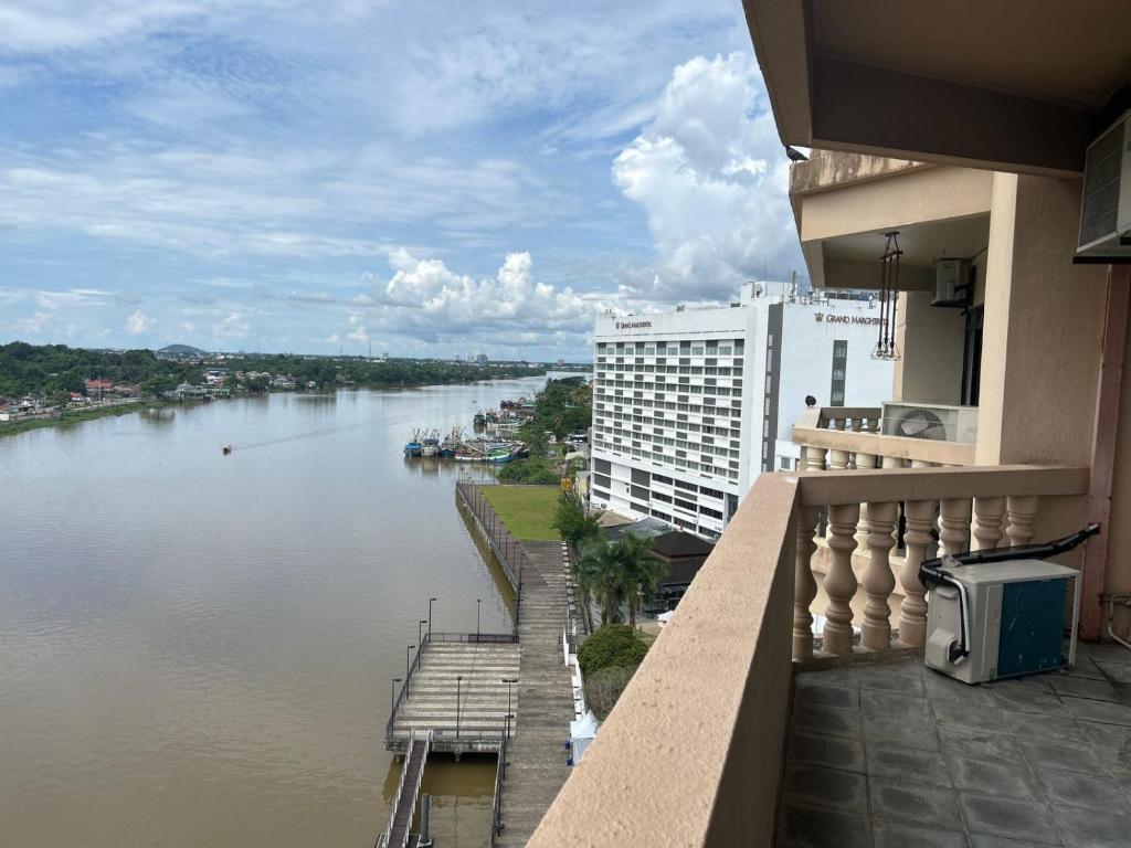 Udsigt til en flod der løber i nærheden af lejligheden