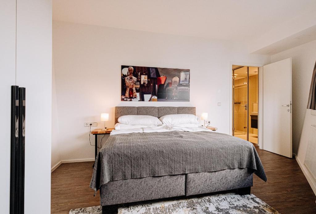 1 dormitorio con 1 cama grande y 1 mesa en URBAN ISLAND I Riverside Apartments, en Viena
