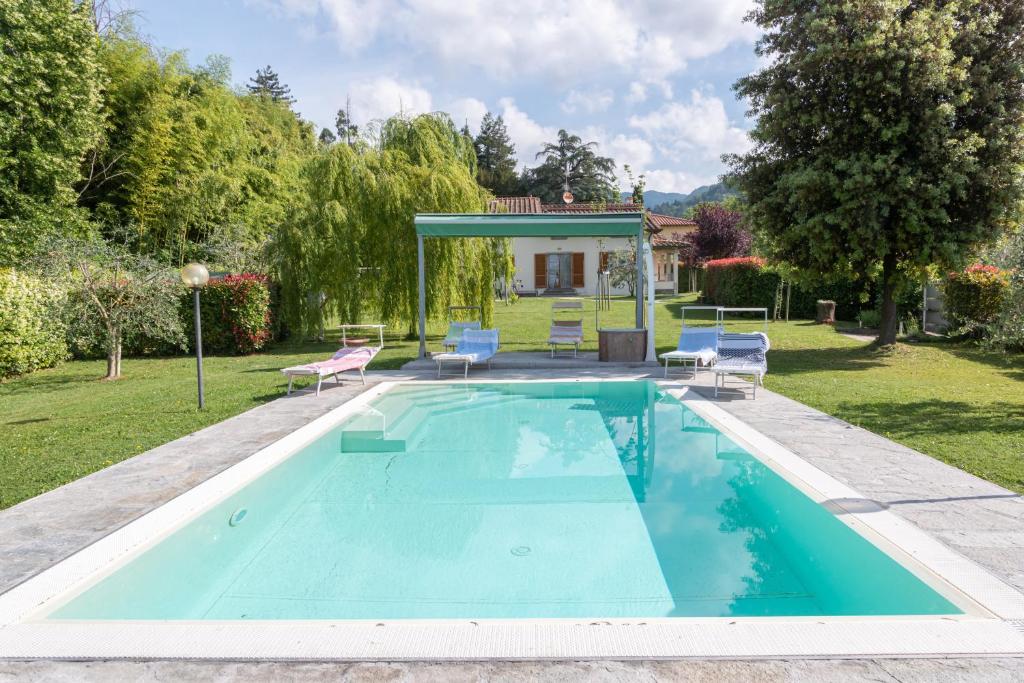 ein Swimmingpool im Hinterhof eines Hauses in der Unterkunft Villa Moderna Resort in Borgo San Lorenzo