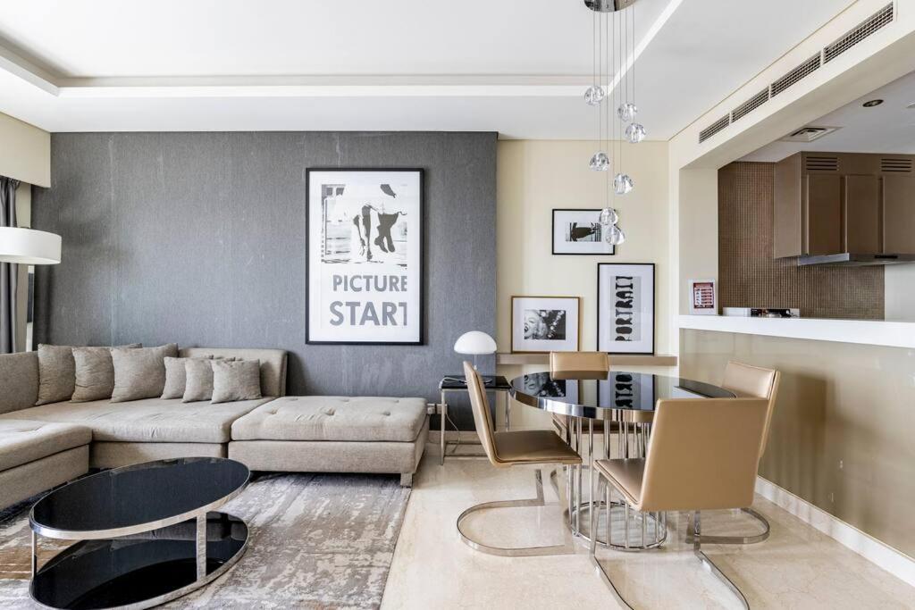 een woonkamer met een bank en een tafel bij Paramount High Floor 1 bedroom apt in Dubai