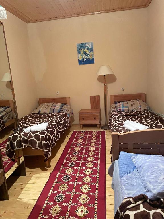 Postel nebo postele na pokoji v ubytování Guest House Nana in Mestia