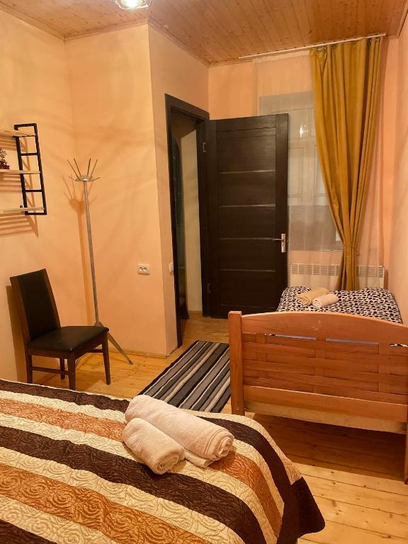 Postel nebo postele na pokoji v ubytování Guest House Nana in Mestia