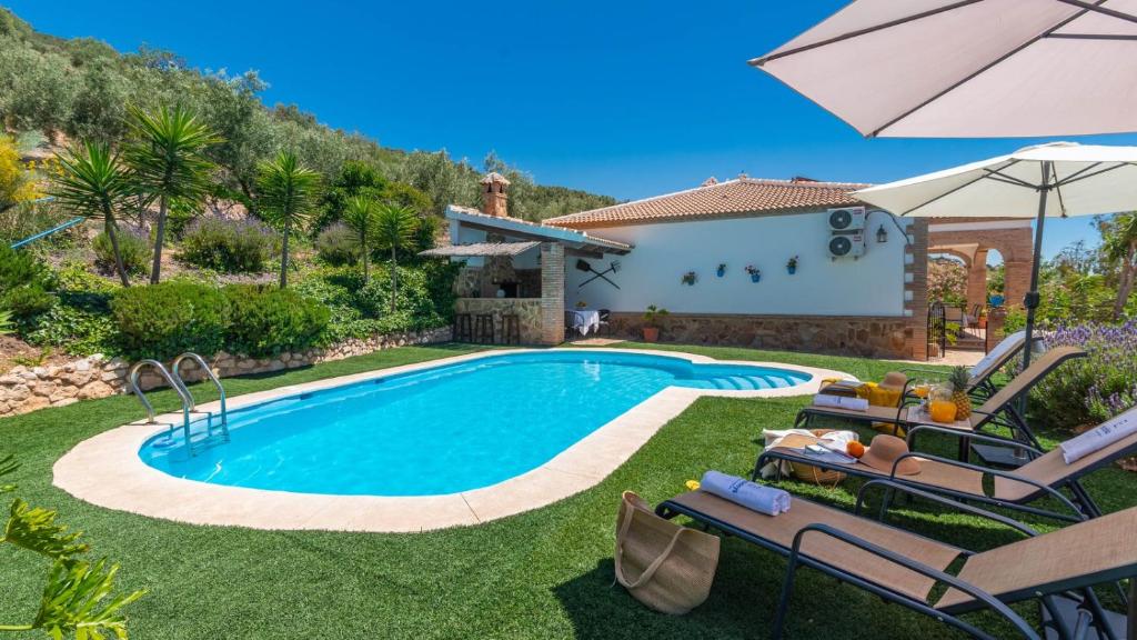 Bazén v ubytovaní Villa Gema Antequera - La Joya by Ruralidays alebo v jeho blízkosti