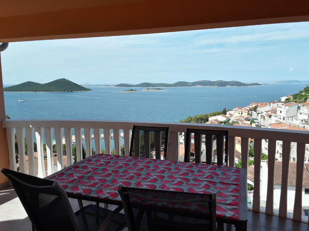 einen Tisch auf einem Balkon mit Meerblick in der Unterkunft Apartmani Zoran in Drage
