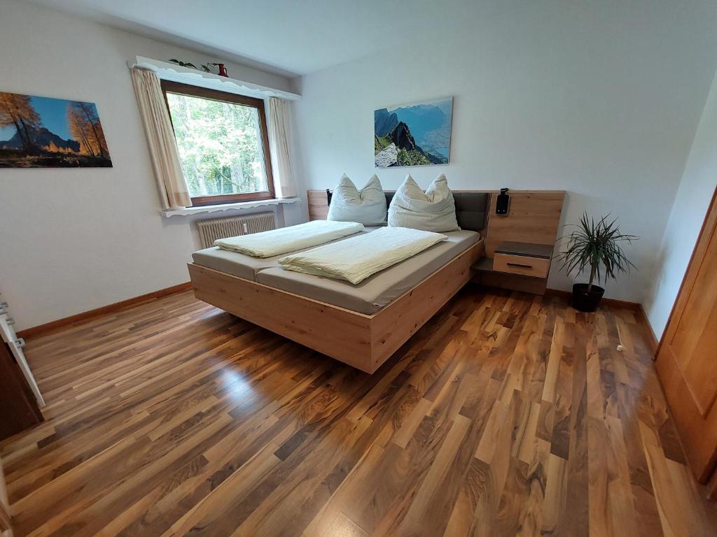 Postel nebo postele na pokoji v ubytování Ferienwohnung Tschengla mit eigener Sonnenterrasse - Wiese - Wlan - Netflix