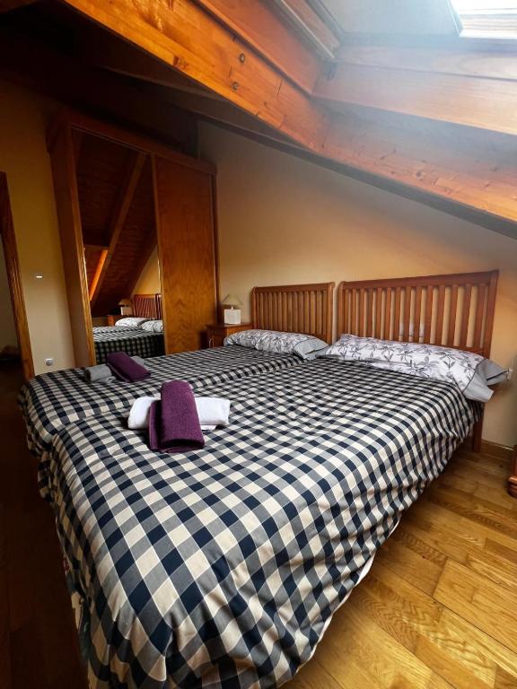 Postel nebo postele na pokoji v ubytování Ático Elurra FORMIGAL