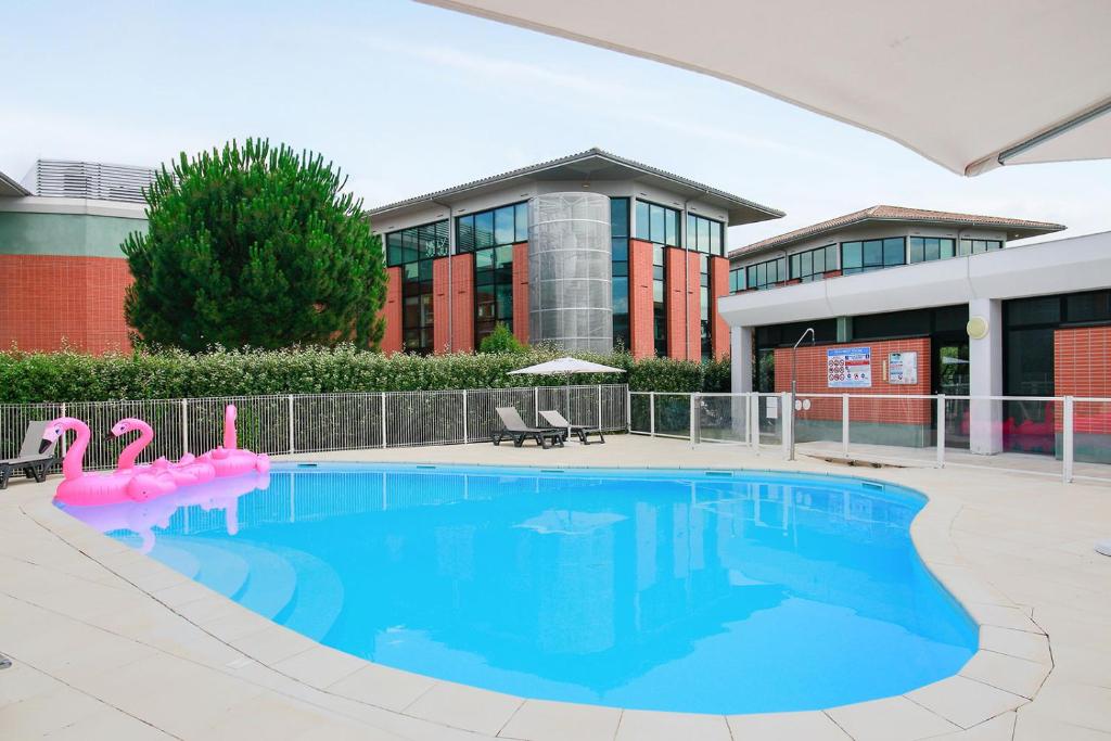 Appart'City Confort Toulouse Purpan tesisinde veya buraya yakın yüzme havuzu