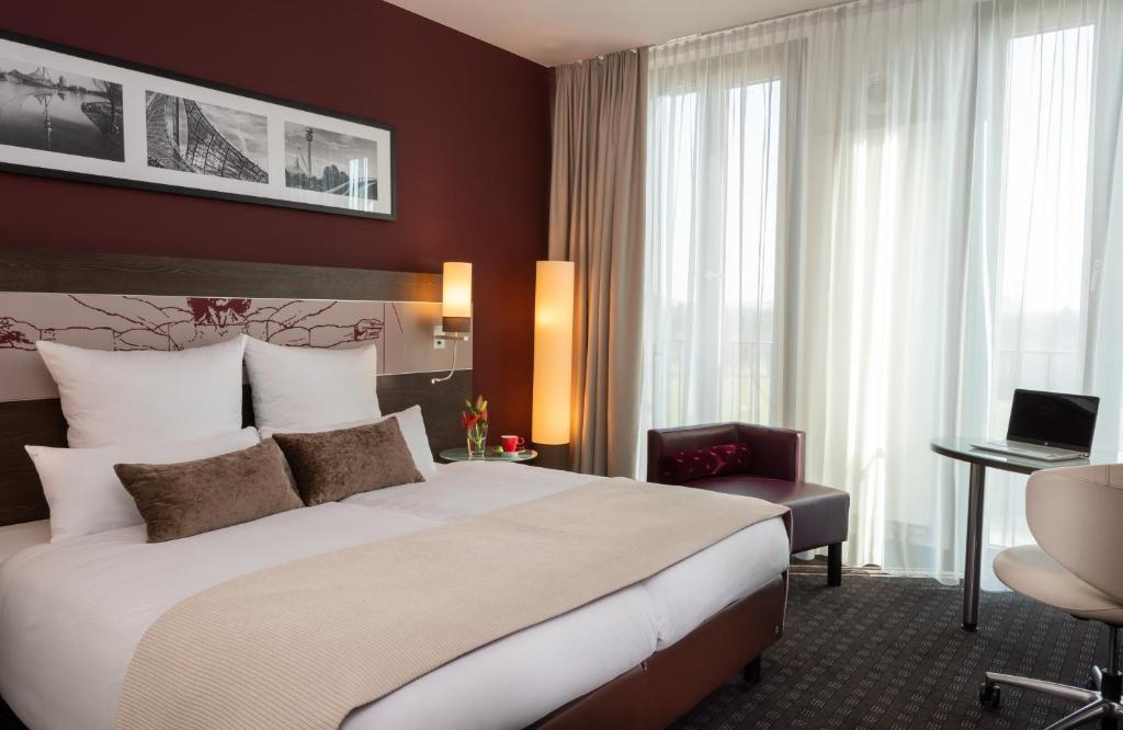 Postel nebo postele na pokoji v ubytování Leonardo Royal Hotel Munich