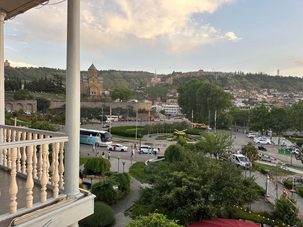 Nespecifikovaný výhled na hory nebo výhled na hory při pohledu z hotelu