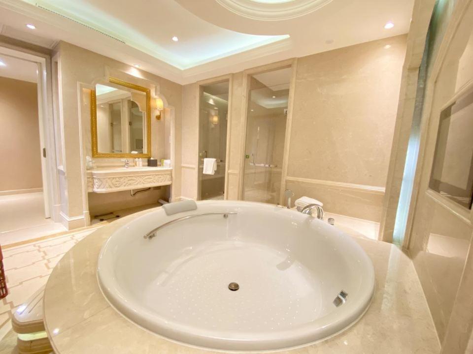 Holiday Inn Foshan Nanhai Central, an IHG Hotel - King Business Suite - Non-Smoking
