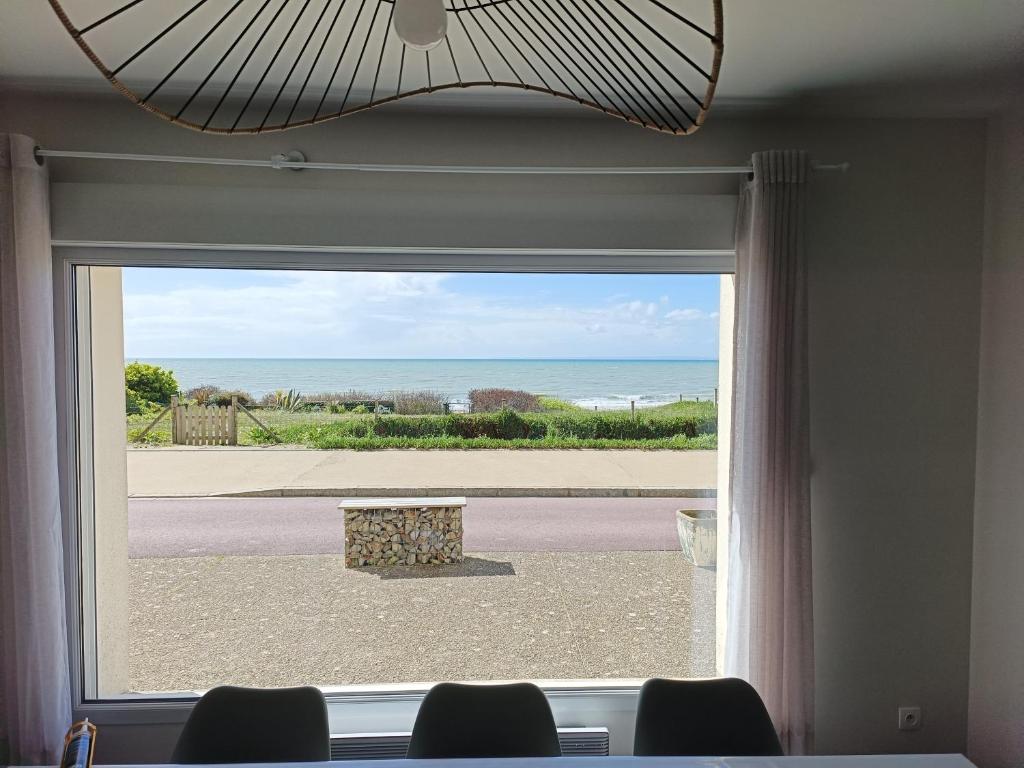 ein Fenster mit Meerblick in der Unterkunft Côté Mer in Barneville-Carteret