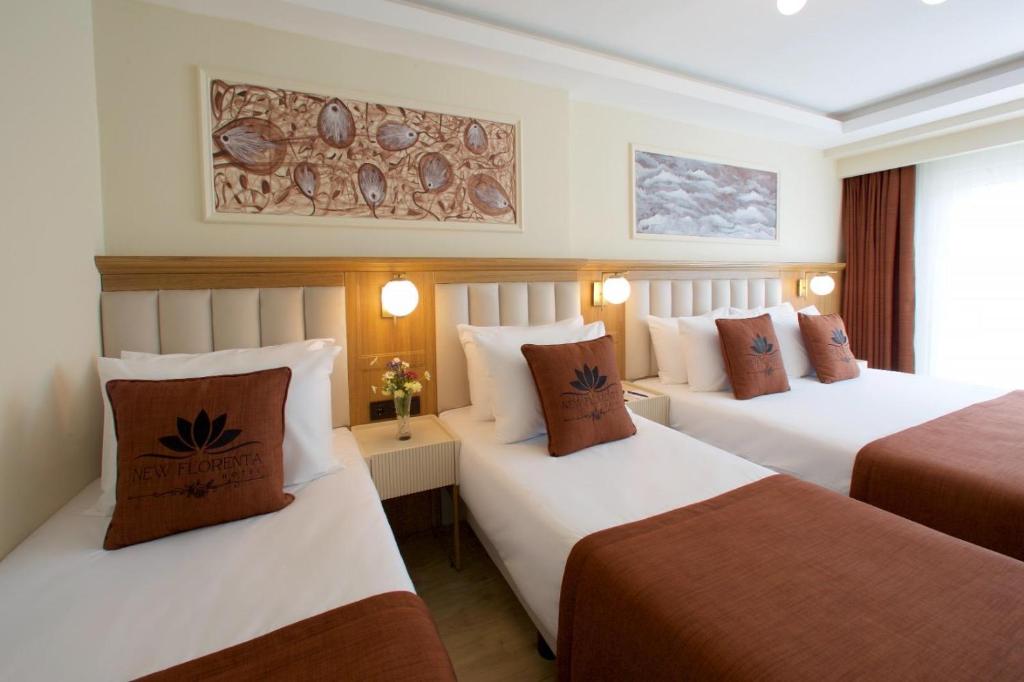 Säng eller sängar i ett rum på New Florenta Hotel