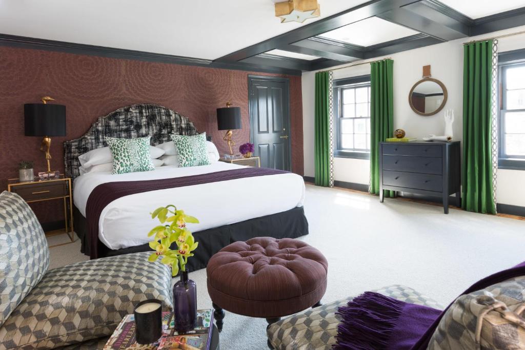 een slaapkamer met een kingsize bed en groene accenten bij The Merchant in Salem