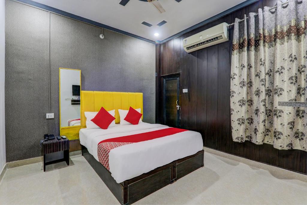 מיטה או מיטות בחדר ב-OYO Flagship Ideal Inn