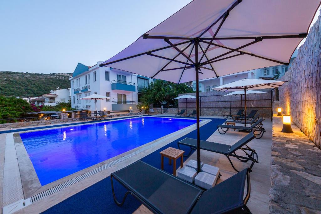Bazén v ubytování Özgüm Suite Otel nebo v jeho okolí
