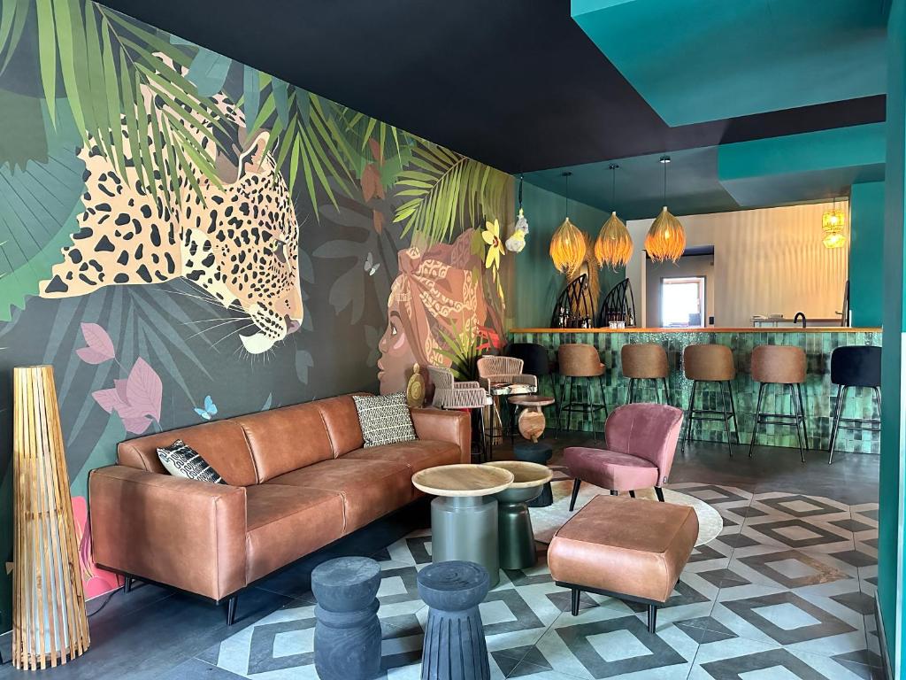 a lobby with a couch and a mural of a leopard at Ratshotel - City Aparthotel Aalen in Aalen