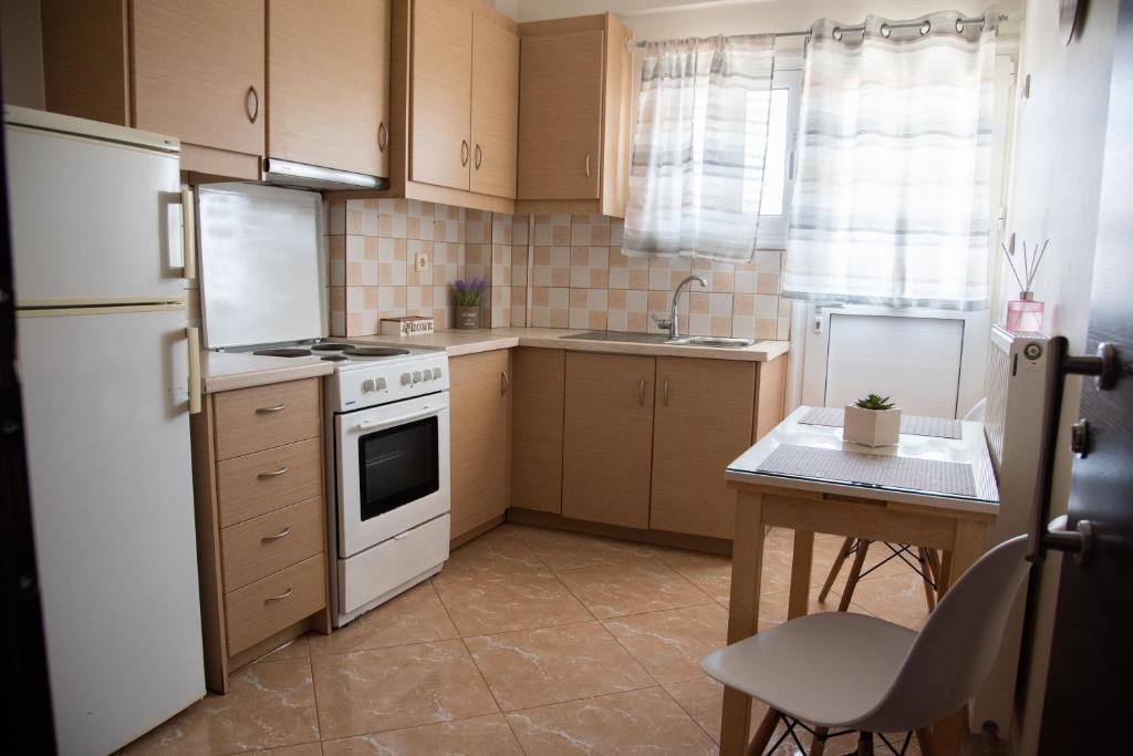 Η κουζίνα ή μικρή κουζίνα στο Modern apartment at Nea Artaki 2
