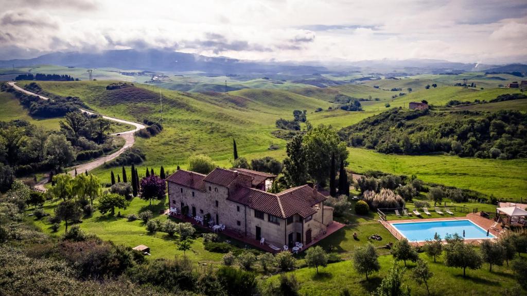 Bazén v ubytování Agriturismo LUCERTOLA nebo v jeho okolí