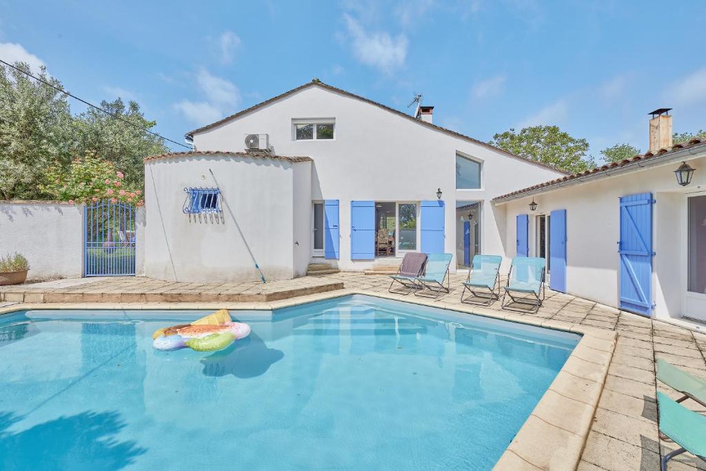 Bazén v ubytování Mas Blanc Monfaucon - Grande maison avec piscine nebo v jeho okolí